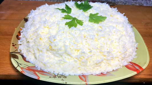 Новогодний салат «Снежный принц»: такой же вкусный, как «Оливье» — новое блюдо, от которого не сможете оторваться