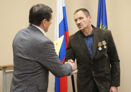 Медалями «За храбрость» наградили двух жителей Кольского района