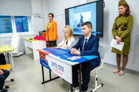 В мурманской школе установили «Парту Героя» в честь Анатолия Бредова