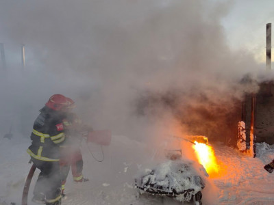 Огнеборцы почти четыре часа тушили горящий гараж в Заполярном