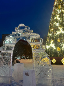 В Оленегорске к Новому году создают ледовые скульптуры