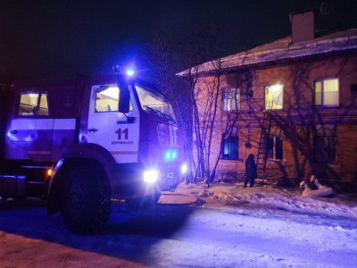 При пожаре в двухэтажном доме в Мурманске пострадали три человека
