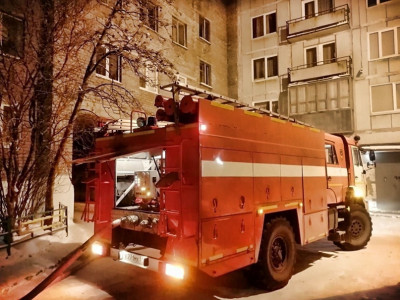 При пожаре в Кольском районе пострадали два человека