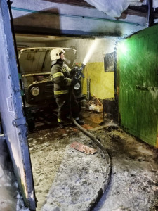 При пожаре в Кандалакше едва не сгорел внедорожник