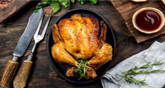«Замочите» курицу перед запеканием: сочность мяса будет зашкаливать, даже из грудки будет течь «сок» — готовится просто