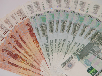 Судебные приставы обязали горе-отца из Мурманской области подарить своим детям на Новый год более 500 тысяч рублей