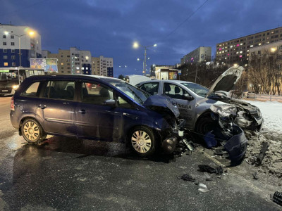 В Североморске столкнулись Renault и Jeep: пострадавшие доставлены в больницу