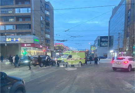 На перекрестке в центре Мурманска в ДТП попал автомобиль скорой помощи