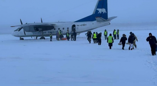 «Ошибка экипажа?»: пассажирский самолет «Полярных авиалиний» экстренно сел на замерзшую реку в Якутии