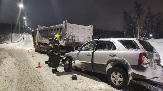Водитель Kia Sorento погиб, врезавшись в грузовик в Мурманской области