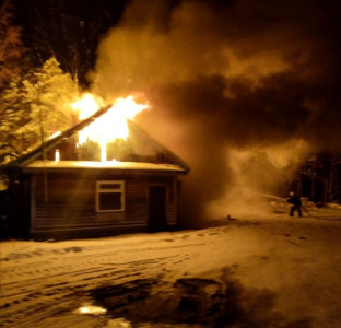 Загоревшийся дом в Апатитах потушили за несколько минут