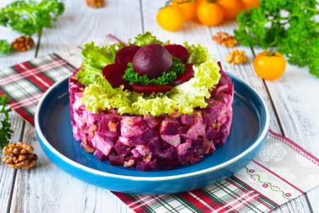 Вкусно и без селёдки: готовим обалденный салат «Оригинальный» из свёклы и этих простых ингредиентов — звезда праздничной ночи