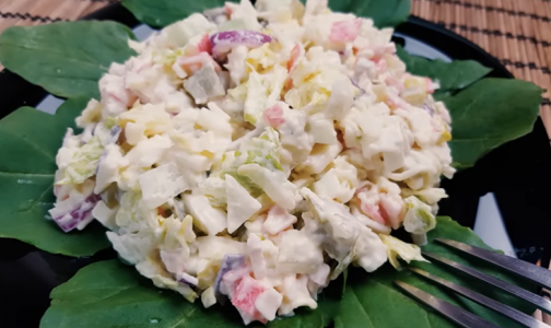 Никакого риса, капусты и яблок в этом крабовом салате: нежность придает совсем другой продукт — салатница опустеет до боя курантов