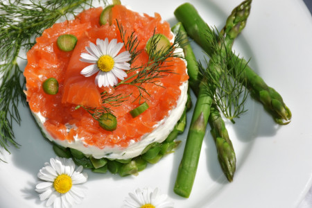 Этот салат с рыбой и томатами затмит надоевшую «Селедку под шубой»: готовится всего за 30 минут — невероятная вкуснятина