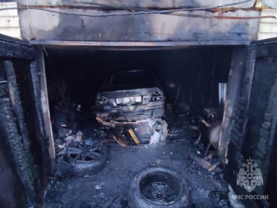 При пожаре в гараже в Снежногорске сгорела иномарка