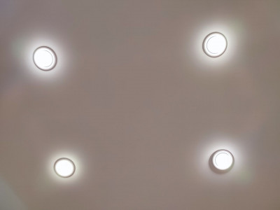 Начнут гореть ярче: как помыть точечные светильники на натяжном потолке — не так сложно, как кажется