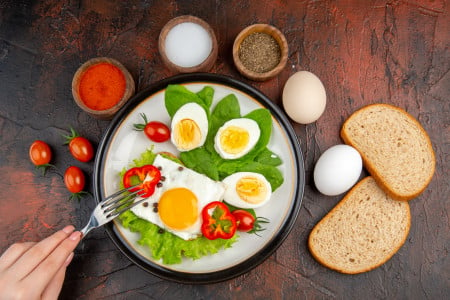 Помощь сердцу и мозгу: врач Зубарева рассказала о 9 причинах, по которым, стоит обязательно есть яйца на завтрак