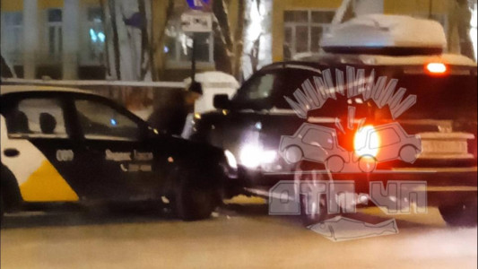 Из-за неработающего светофора на перекрестке в Мурманске столкнулись два автомобиля