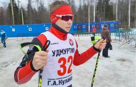 Слабовидящий мурманчанин Даниил Детушев одержал победу на первенстве России по лыжным гонкам