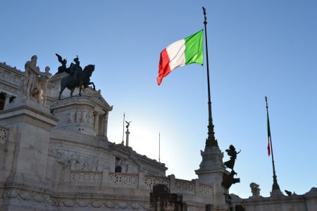 В Италии официально разрешили фашистское приветствие — «зигуют» все