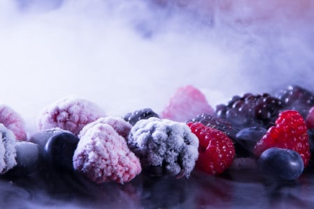 Очистит организм и выведет шлаки: врач назвала ягоду и фрукт, которые важно включить в рацион — результат поразит