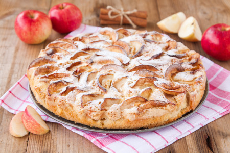Стакан кефира и 2 яблока: печем изумительный пирог вкуснее и проще шарлотки — тесто даже взбивать не нужно