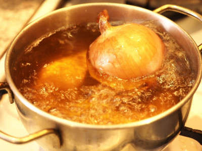 Не только для аромата — вот зачем хитрые хозяйки кладут в бульон лук: суп станет в разы полезнее
