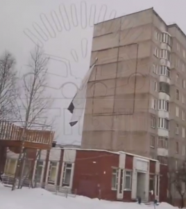 В Оленегорске сильный ветер сорвал рекламный баннер со стены многоэтажного дома