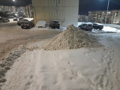 «Это вообще жуть!»: жители Североморска массово жалуются на нерасчищенные от снега дворы