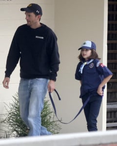 Дочь на поводке: актер Эштон Кэтчер странно выгуливает свою 9-летнюю дочь — общественники бьют тревогу
