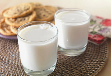 «Есть свои нюансы»: Иммунолог рассказала, какое молоко полезнее для организма — жирное или нет