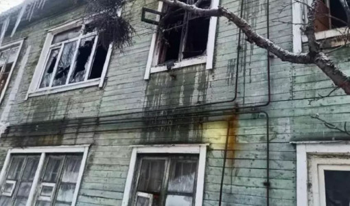 Из огня жилого дома в Больничном городке в Мурманске эвакуировали ребенка