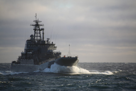 Большой десантный корабль «Александр Отраковский» вышел на учения в Баренцево море