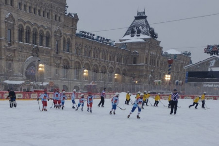 Юные хоккеистки из Мурманской области сыграли на Красной площади в Москве
