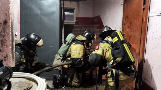 Спасатели вынесли из пожара восемь человек в Видяево