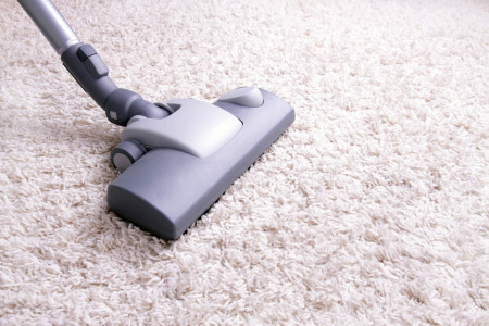 От неприятного запаха и пятен не останется следа: очистить ковёр поможет копеечное средство — хитрость клининговых компаний
