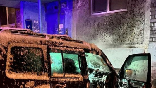 Сгоревший в Кировске Mitsubishi закоптил окна соседнего дома