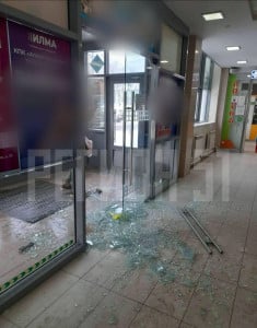 Соцсети: в Кировске вандалы разбили дверь торгового центра