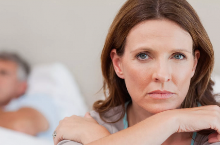 «Лучше не подходить»: Гинеколог рассказала о симптомах приближающейся менопаузы — 5 привычек ее ускоряют