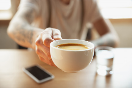 Врач рассказал, почему утро должно начинаться не с кофе — когда же пить бодрящий напиток