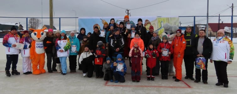 Семьи вышли на лед в Ловозеро