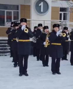 Военный оркестр Северного флота встречает избирателей в Североморске