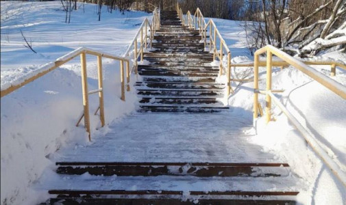 В Мурманске после метели активно убирают снег с лестниц