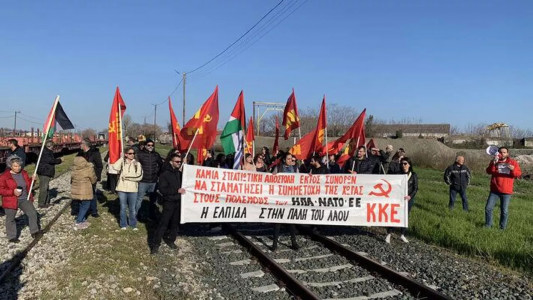 Реальное отношение к НАТО: греческие коммунисты остановили поезд с американскими танками — повернул назад