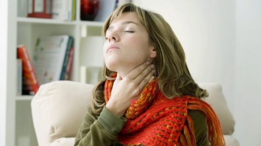 Это не от холода: Если болит горло, не хватайтесь за антибиотики и другие мощные средства — навредите себе, правильное лечение подсказал врач Гуров