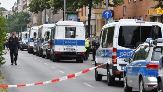 Полицейские в Баварии сняли штаны и в непотребном виде пошли патрулировать улицы: виноватой назначили Украину