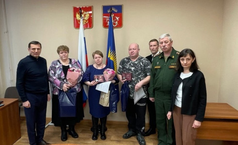 Родным погибших на СВО бойцов передали награды в Кольском районе