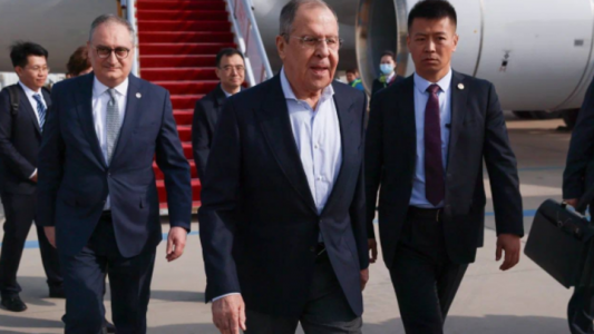 Неслыханное нарушение протоколов: В США обратили внимание на жест Си Цзиньпина во время визита Лаврова