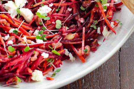 Настоящее вкусовое удовольствие: готовим салат со свёклой «Пальчики оближешь» — идеальная комбинация ингредиентов