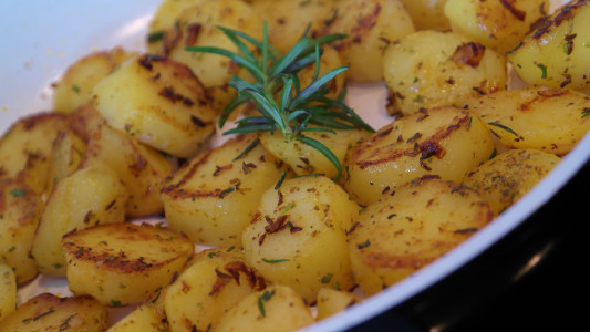 Не все об этом знают: 3 добавки, которые сделают жареный картофель ароматным — можно съесть сразу две порции